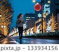 イルミネーションに彩られた街をジョギングする日本人の女性1人 133934156