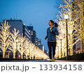 イルミネーションに彩られた街をジョギングする日本人の女性1人 133934158