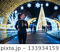 イルミネーションに彩られた街をジョギングする日本人の女性1人 133934159