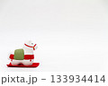 新しい年の干支：白地に赤と緑の装飾が施された午の置物（白背景） 133934414