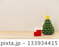 クリスマスツリーと赤いブーツのミニチュア装飾 133934415
