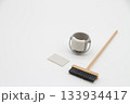 ミニチュアの掃除用具一式と白い背景 - 掃除、片付け、整理のコンセプト 133934417