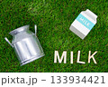 芝生の上に置かれたミルク缶と牛乳パック - 酪農、新鮮、朝食のイメージ 133934421