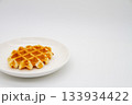 ワッフルを白い皿に盛り付けた俯瞰写真 - スイーツ、カフェ、朝食のイメージ 133934422