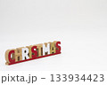 「CHRISTMAS」の文字の置物と白い背景 - クリスマス、冬、イベントのコンセプト 133934423