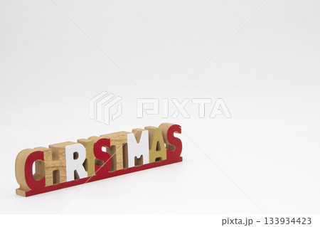 「CHRISTMAS」の文字の置物と白い背景 - クリスマス、冬、イベントのコンセプト 「CHRISTMAS」の文字の置物と白い背景 - クリスマス、冬、イベントのコンセプト 133934423