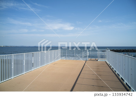 秋晴れの大磯海水浴場 津波避難タワーからの眺め 秋晴れの大磯海水浴場 津波避難タワーからの眺め 133934742