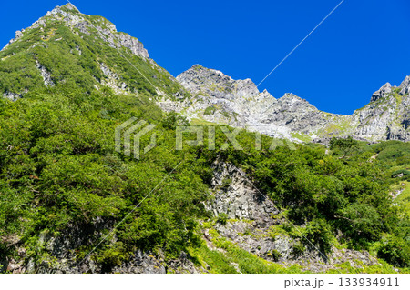 涸沢テント場から見上げる北穂高岳と東陵　北アルプスの北穂高岳登山 133934911
