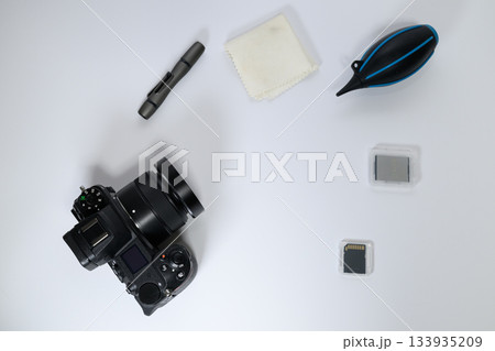 カメラとメンテナンス用品の白背景配置俯瞰 カメラとメンテナンス用品の白背景配置俯瞰 133935209