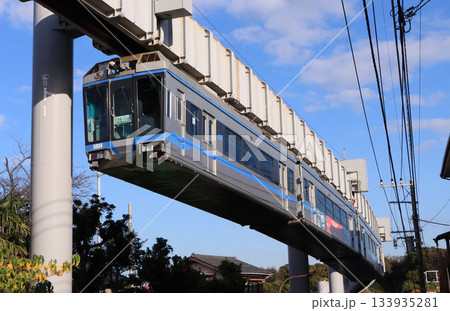 湘南モノレール　片瀬山駅付近を走る5000系電車 133935281