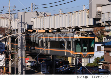 湘南モノレール 西鎌倉駅付近を走る5000系 湘南モノレール 西鎌倉駅付近を走る5000系 133935282