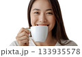 笑顔でコーヒーカップを持っている若い日本人女性 133935578