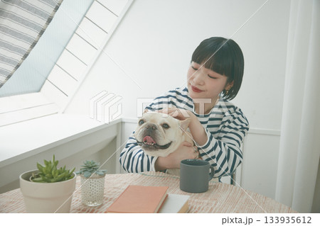 若い女性と犬 若い女性と犬 133935612