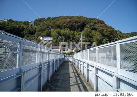 秋晴れの大磯駅の跨線橋からの眺め JR東日本 東海道線 秋晴れの大磯駅の跨線橋からの眺め JR東日本 東海道線 133935660