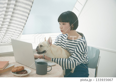 PC作業をする女性と犬 133935667