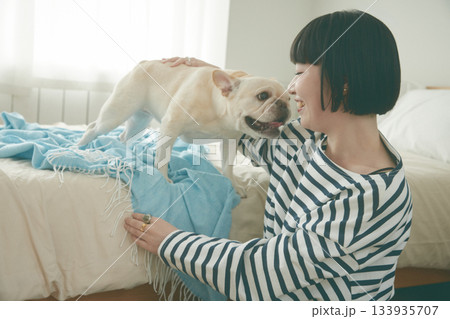 寝室でくつろぐ犬と女性 133935707
