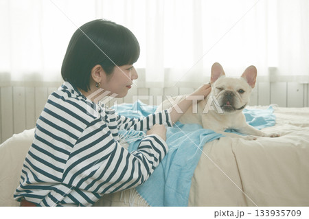 寝室でくつろぐ犬と女性 133935709