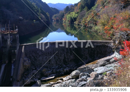 高薮取水堰　秋の景観　（高知県　いの町） 133935906