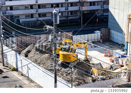 新所沢パルコ解体工事　重機パワーショベル 133935992