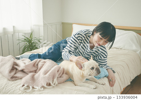 ベッドでくつろぐ犬と女性 ベッドでくつろぐ犬と女性 133936004