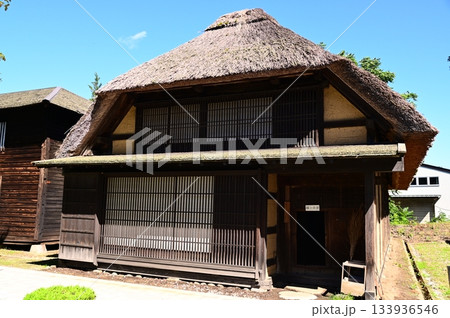 啄木の故郷渋民　旧渋民尋常高等小学校隣にある古民家   133936546