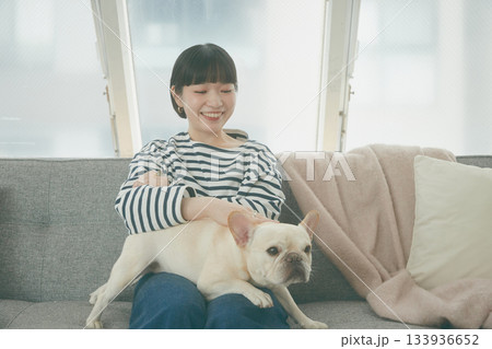 ソファでくつろぐ犬と女性 133936652