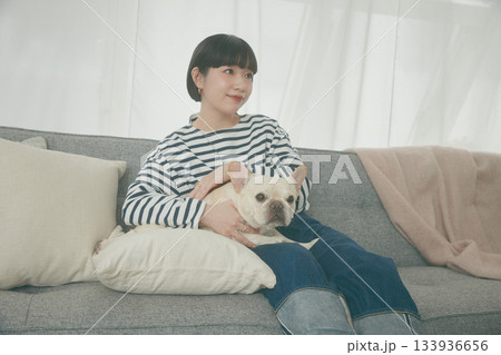 ソファでくつろぐ犬と女性 133936656