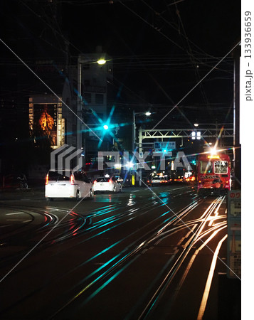 播磨屋橋の交差点にさしかかったオレンジ色の最終電車(とさでん桟橋線のはりまや橋駅で撮影) 播磨屋橋の交差点にさしかかったオレンジ色の最終電車(とさでん桟橋線のはりまや橋駅で撮影) 133936659