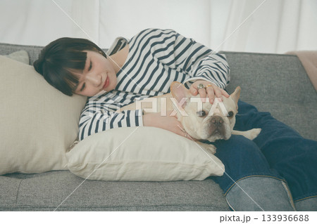 ソファでくつろぐ犬と女性 133936688