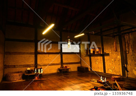 啄木の故郷渋民　旧渋民尋常高等小学校隣にある古民家内部   133936748