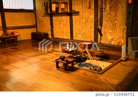 啄木の故郷渋民　旧渋民尋常高等小学校隣にある古民家内部   133936751