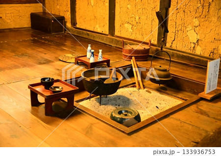 啄木の故郷渋民　旧渋民尋常高等小学校隣にある古民家内部   133936753