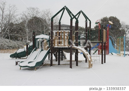 雪の公園 133938337