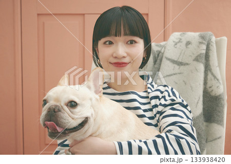 椅子に座る女性と犬 椅子に座る女性と犬 133938420