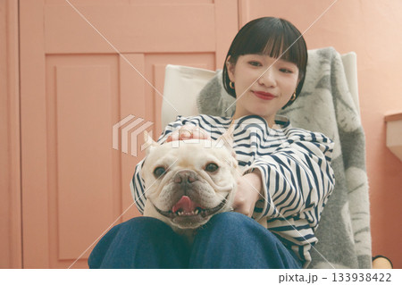 椅子に座る女性と犬 133938422