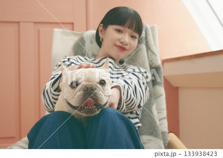 椅子に座る女性と犬 133938423
