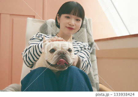 椅子に座る女性と犬 椅子に座る女性と犬 133938424