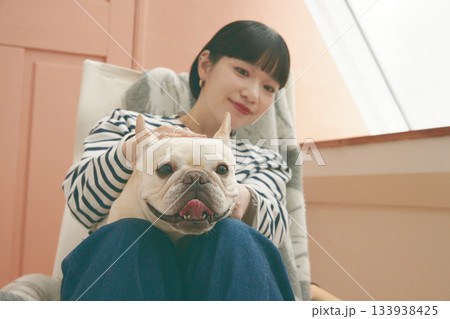 椅子に座る女性と犬 133938425