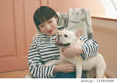 椅子に座る女性と犬 椅子に座る女性と犬 133938466
