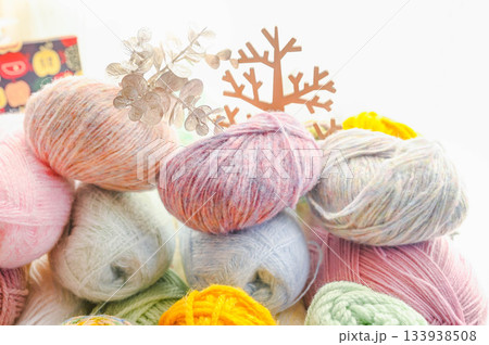 ふんわり優しい色の毛糸玉 133938508
