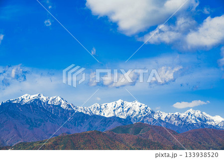 大町市から見た冠雪後三段紅葉の白馬の山々 133938520