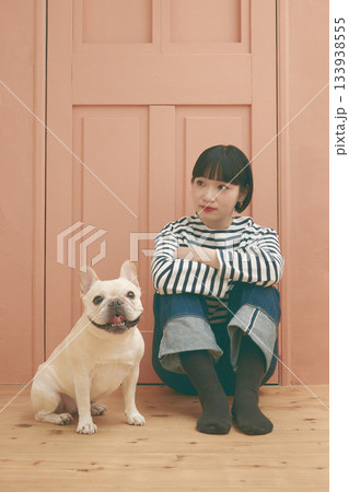 フレンチブルドッグと若い女性 フレンチブルドッグと若い女性 133938555