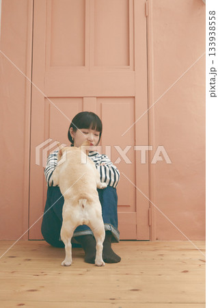 フレンチブルドッグと若い女性 フレンチブルドッグと若い女性 133938558