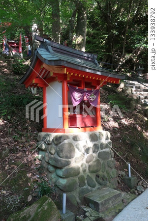 森の中にある小さな神社 133938792