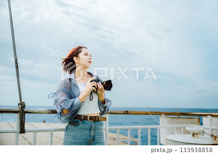 船上女性 カメラ持参 133938858
