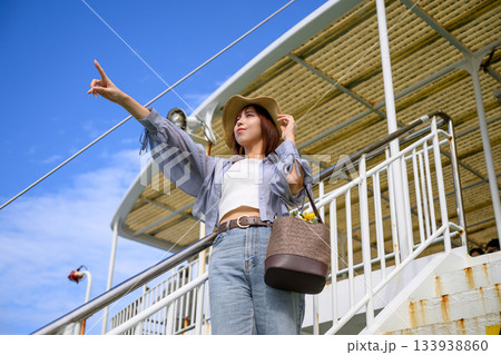 指差す女性 船上 133938860