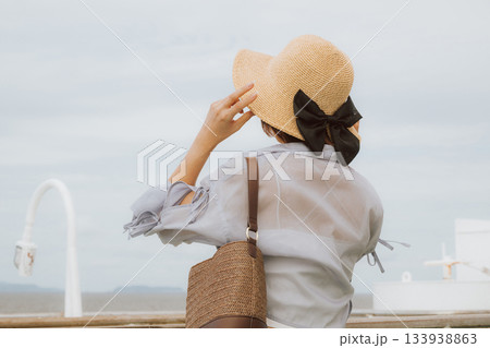 麦わら帽子で船旅 133938863