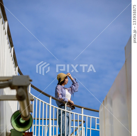 女性 船旅 見つめる 133938875