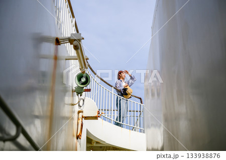 船旅の女性 見つめる 133938876