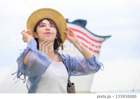 麦わら帽子女性 船旅 麦わら帽子女性 船旅 133938880